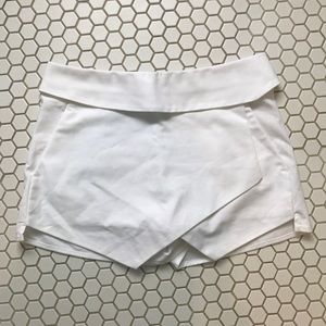 Aritzia Skirts - Aritzia White Envelope Skort Aritzia Skirts - Aritzia White Envelope Skort